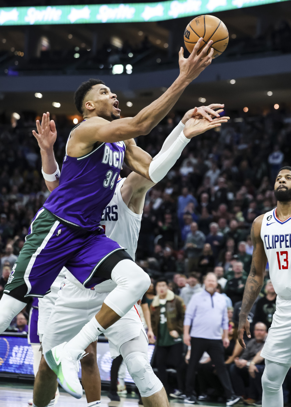 开云APP-包含队员实力闪耀争抢篮板，关键时刻大秀绝技的词条